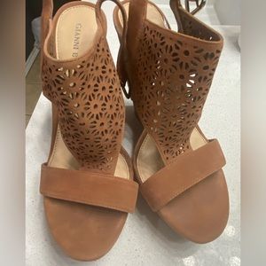 Dark tan Gianni Bini leather wedges sz 5.5
